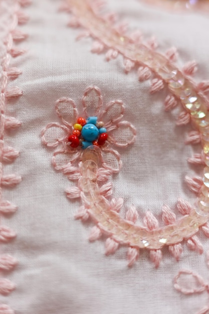 haftowana tkanina w pastelowych wzorach